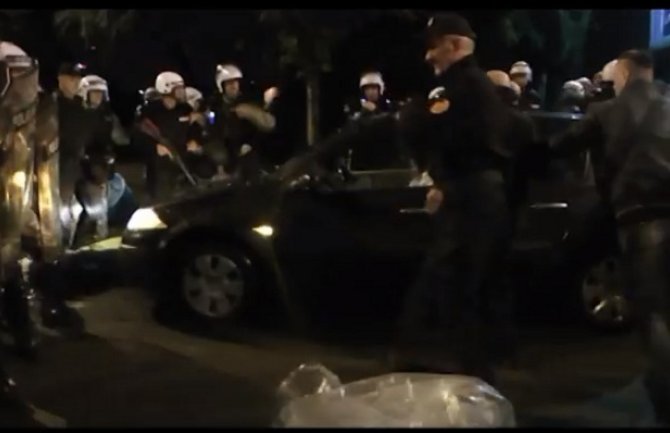 Šest policajaca povrijeđeno, 11 lica privedeno, a policijski kordon probijen autom(VIDEO)