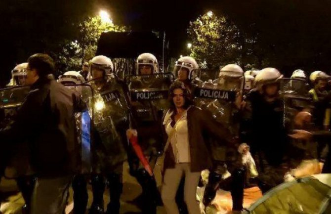  Policija rano jutros prekinula protest DF-a, uklonila binu i šatore(VIDEO)