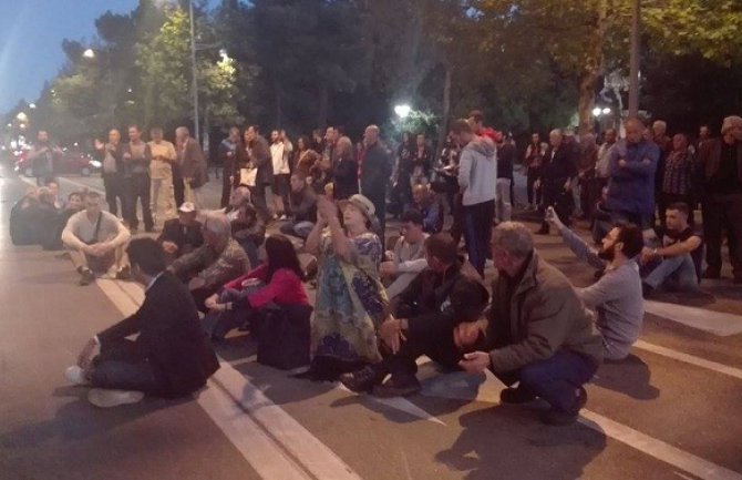 Mandić najavio nastavak protesta večeras