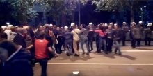 Policija bacila suzavac na demonstrante, polomljeni izlozi (VIDEO)