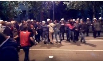 Policija bacila suzavac na demonstrante, polomljeni izlozi (VIDEO)
