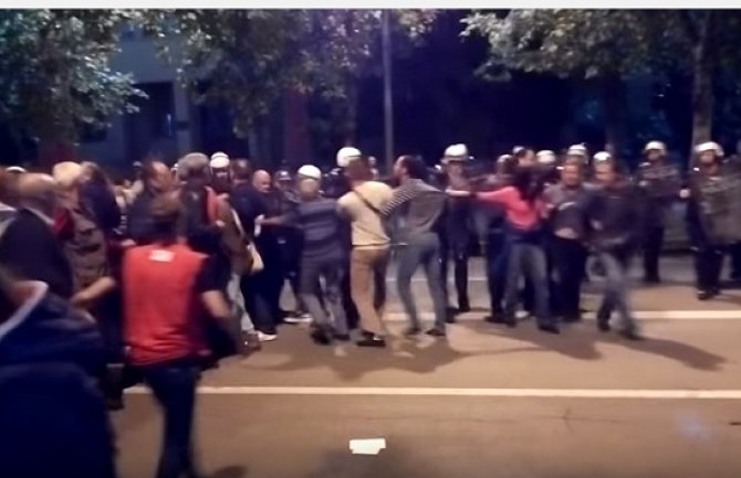 Policija bacila suzavac na demonstrante, polomljeni izlozi (VIDEO)