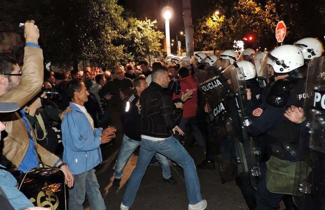 Policija spriječila nasilni ulazak u Skupštinu