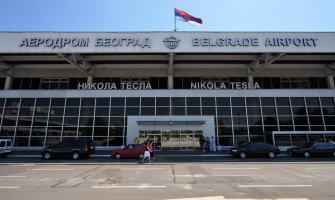 Pijani, goli putnici nasrtali na stjuardese, tražili seks, avion prinudno sletio u Beograd