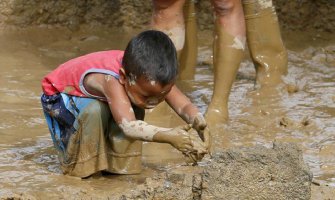  22 stradalo od tropske oluje 