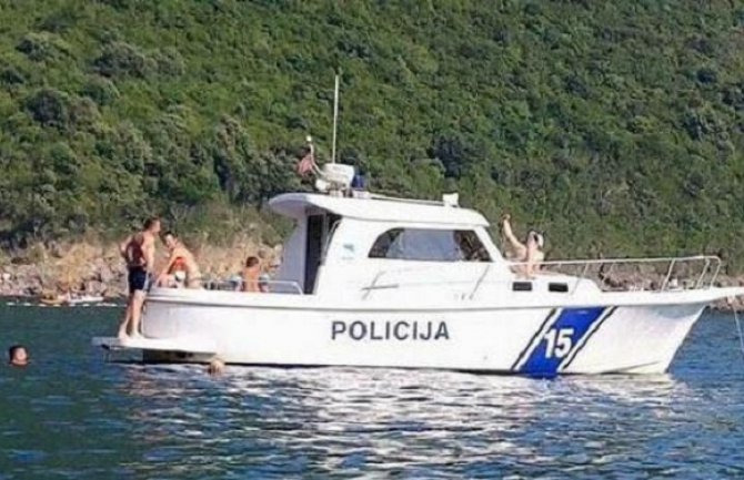 Zbog žurke na brodu kažnjeni policajci