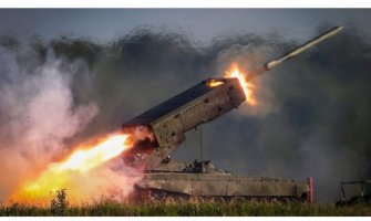 Pogledajte kako rusko oružje spaljuje brdo sa džihadistima (VIDEO)