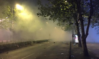 Šok bombe i suzavac ispred Skupštine, rastjerani demonstranti (FOTO/VIDEO)