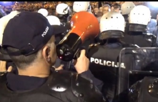 Pregovori između Rečevića i Đukanovića ispred parlamenta (VIDEO)