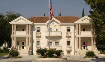 Ambasada SAD-a osudila nasilno ponašanje na protestima