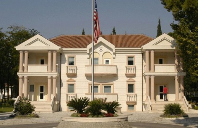 Ambasada SAD-a osudila nasilno ponašanje na protestima