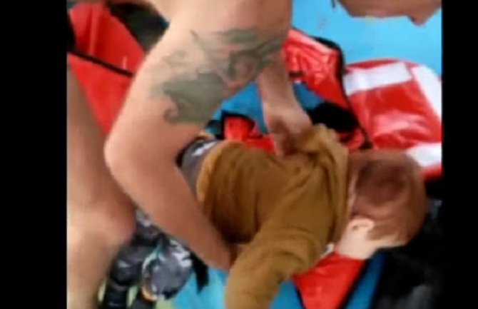 Turski ribari spasili bebu iz mora (VIDEO)