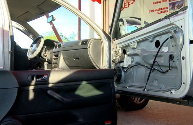 Tokom protesta napadnuta i ekipa TV 777