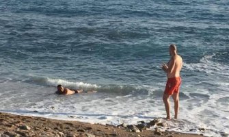 Budvani uveliko uživaju u moru i novembarskom suncu (Foto)