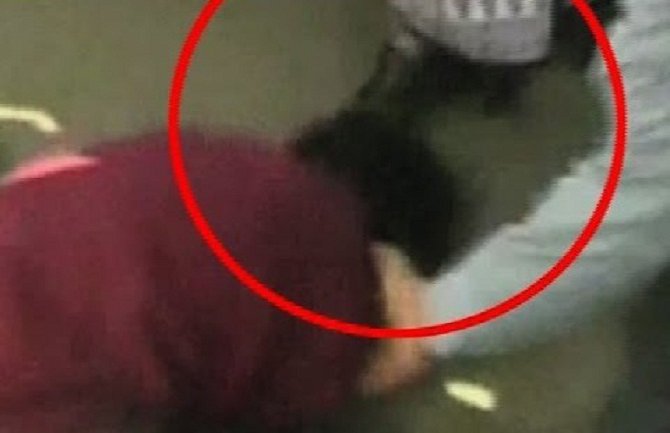 Cio svijet šokiran: Dječak htio da poljubi ministarku, ona ga šutnula (VIDEO)