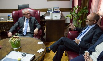 Sva otvorena pitanja i probleme treba rješavati u parlamentu