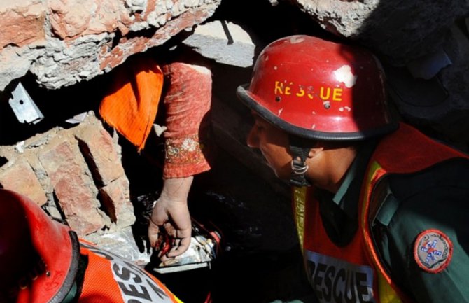 Pakistan: U rušenju fabrike najmanje 18 poginulih, 