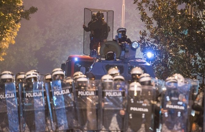Službenicima policije plate će biti veće i do 15 odsto
