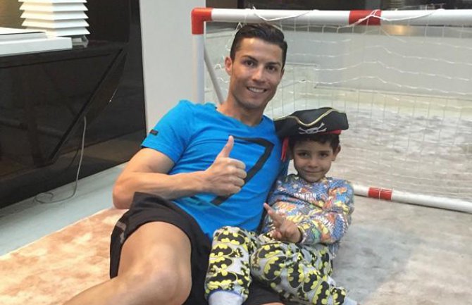 Ronaldo: Mom sinu nije potrebna majka