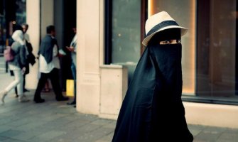 Uhapšen jer je prekriven burkom išao kod ljubavnice