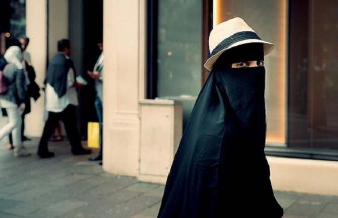 Uhapšen jer je prekriven burkom išao kod ljubavnice