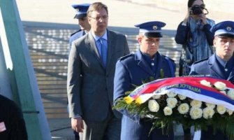 Vučić položio cvijeće u Potočarima