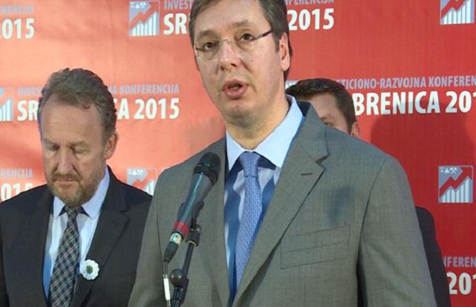 Vučić: Pognuo sam glavu pred srebreničkim žrtvama
