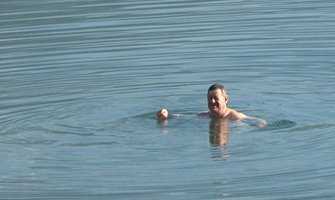 Miloš uživa u novembarskom kupanju u moru