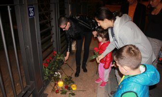 Položeno cvijeće ispred francuske ambasade