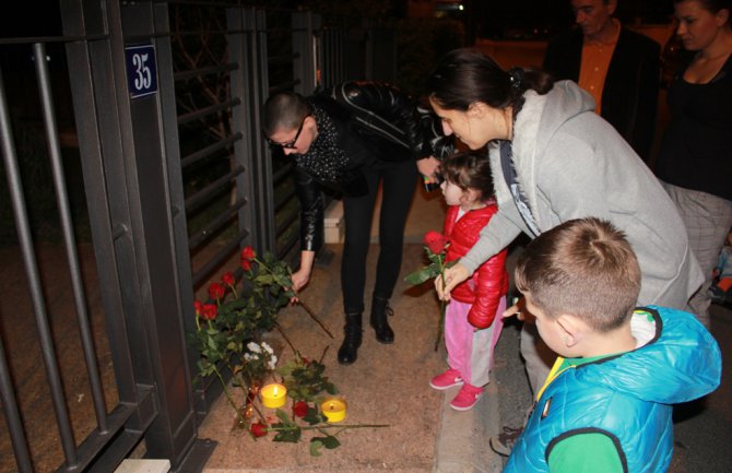 Položeno cvijeće ispred francuske ambasade