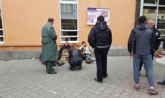 Komunalna policija uklonila dušeke i ćebad: Štrajk očeva nastvaljen na betonu