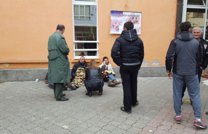 Komunalna policija uklonila dušeke i ćebad: Štrajk očeva nastvaljen na betonu