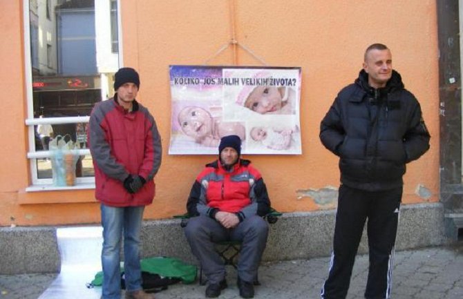 Očevi inficiranih beba prekinuli štrajk, ljekari suspendovani