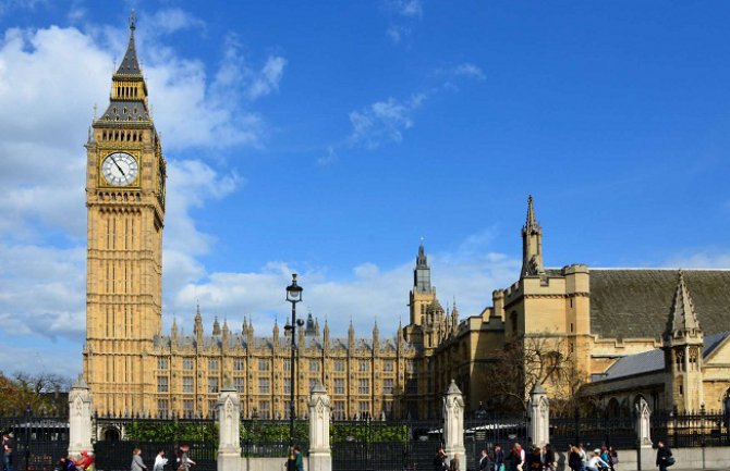 Evakuisana metro stanica u Londonu, nepoznata osoba prijetila makazama