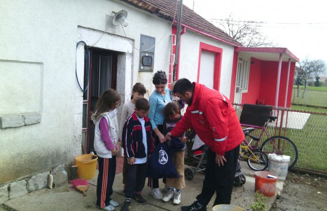 Dirljiva akcija: Poklonili  20 slavskih trpeza socijalno ugroženim porodicama