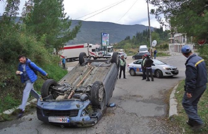 U saobraćajnoj nesreći dvije osobe lakše povrijeđene