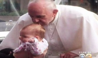 Papa Franjo poljubio bebu, pa joj se smanjio tumor u glavi! (VIDEO)