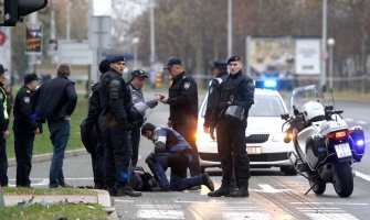 Pet minuta prije prolaska Bajdena zapalio se policijski motor