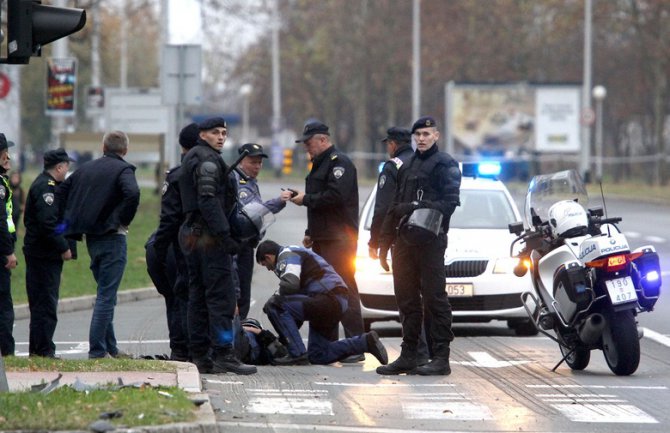 Pet minuta prije prolaska Bajdena zapalio se policijski motor