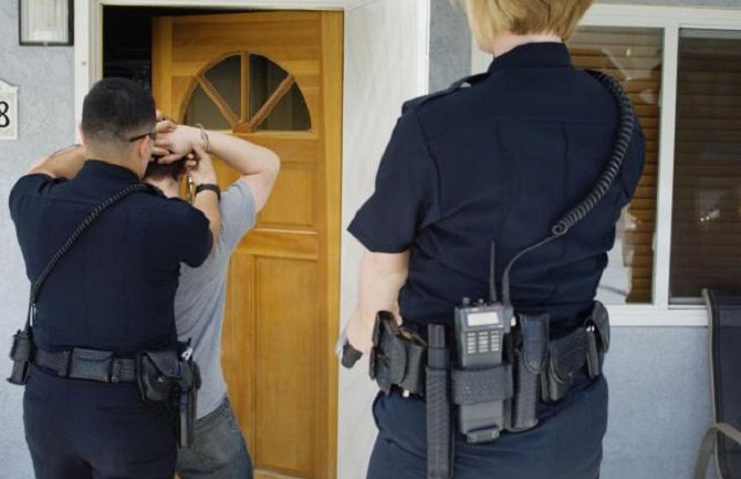 Komšije su ga čule da prijeti smrću i pozvale policiju, a onda je uslijedilo iznenađenje