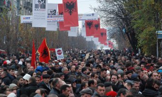 Više desetina hiljada ljudi na protestu u Prištini 