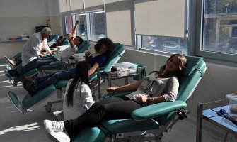 Volonteri Crvenog  krsta dali krv