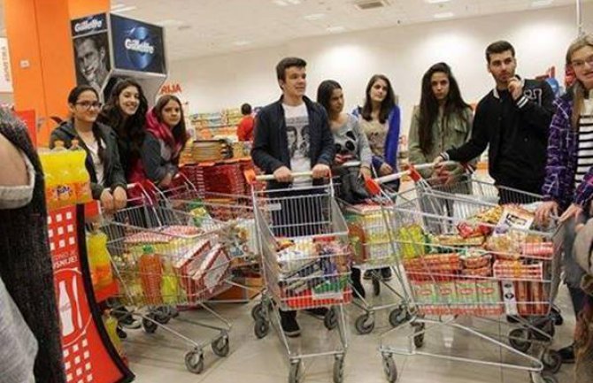 Nikšićki gimnazijalci prikupili novac za pomoć materijalno ugroženim porodicama