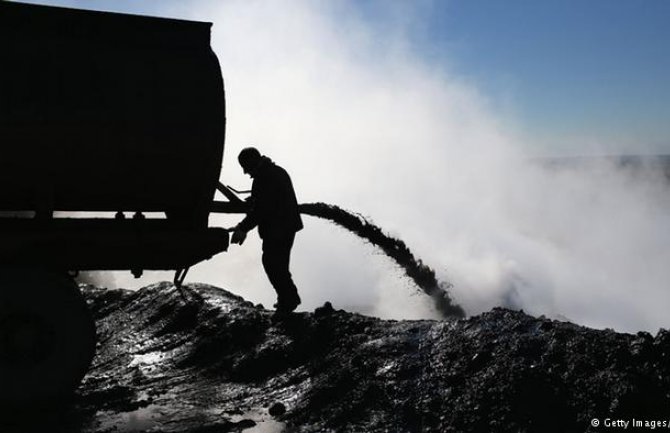 Iran ima dokaze o švercu: Nafta IS ulazi u Tursku u kamionima