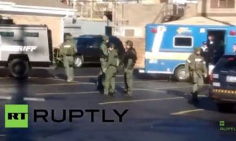 Nepoznati muškarac drži taoce u prodavnici, ranjen policajac (VIDEO)