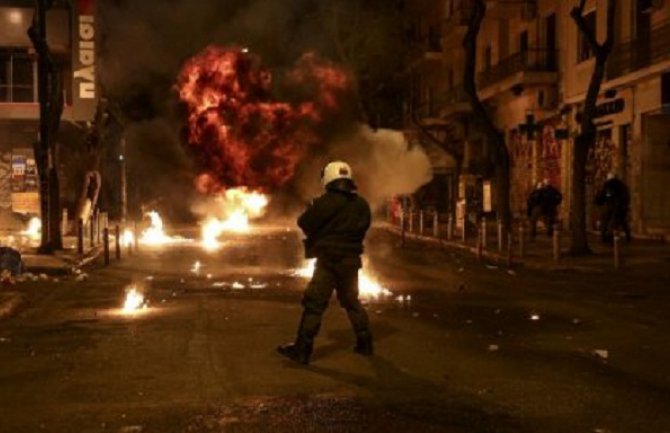 Haos na ulicama Atine: Policija šok bombama na demonstrante (VIDEO)