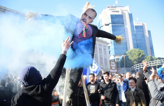 Tirana: Kamenicama i suzavcima gađali zgradu Vlade, simbolični bunker ispred zgrade MUP-a 