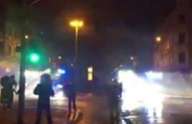 Njemačka  policija vodenim topovima rastjerivala demonstrante 