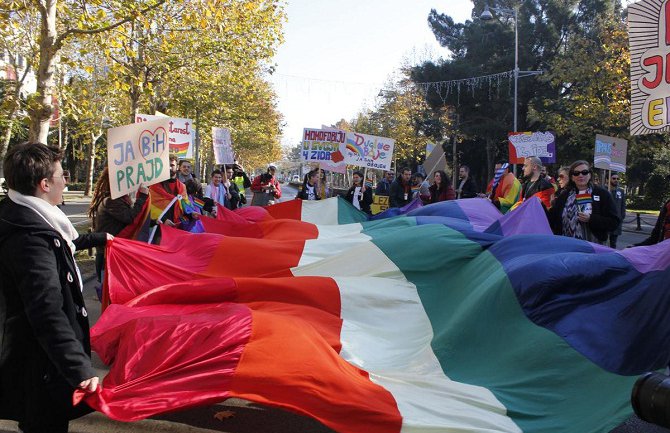 LGBT osobe mogu u brak ali bez djece