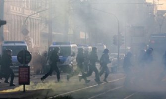 U neredima na protestu ljevičara u Lajpcigu ranjeno 70 policajaca